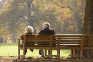 
老人不愿搬离大房子, 背后是住房市场更深层的失衡