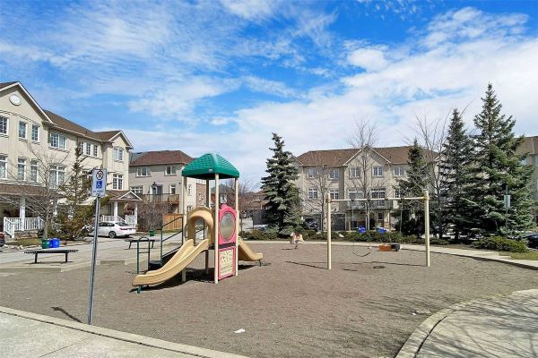 
10 Post Oak Dr  Richmond Hill