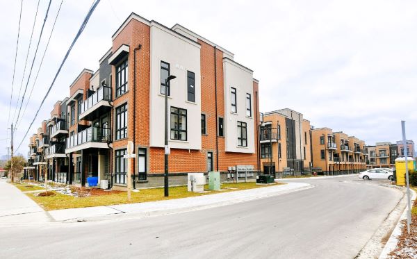 
Yonge St  Richmond Hill