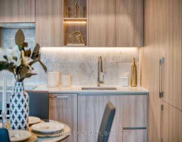 #810-17 Bathurst St Waterfront Communities C1 1 beds 1 baths 1 garage 650000.00