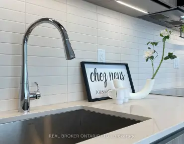 #4103-8 Cumberland St Annex 2 beds 2 baths garage 799000.00