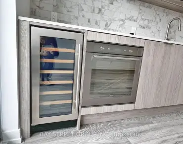 #821-2020 Bathurst St Humewood-Cedarvale 1 beds 1 baths garage 414888.00