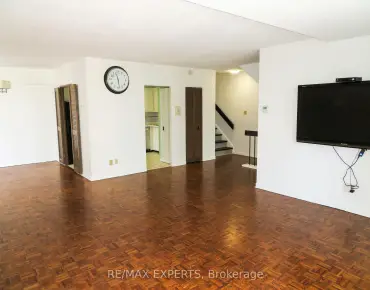 
            #2233-33 Harbour Sq Waterfront Communities C1 1睡房1卫生间1车位, 出售价格739000.00加元                    