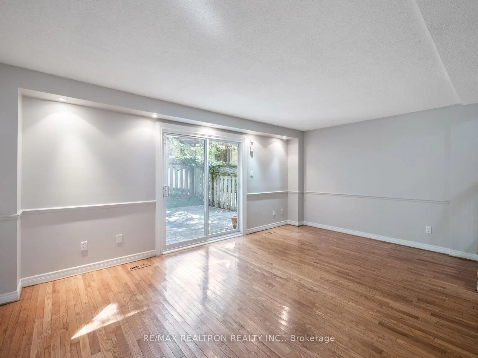 Toronto 共管镇屋