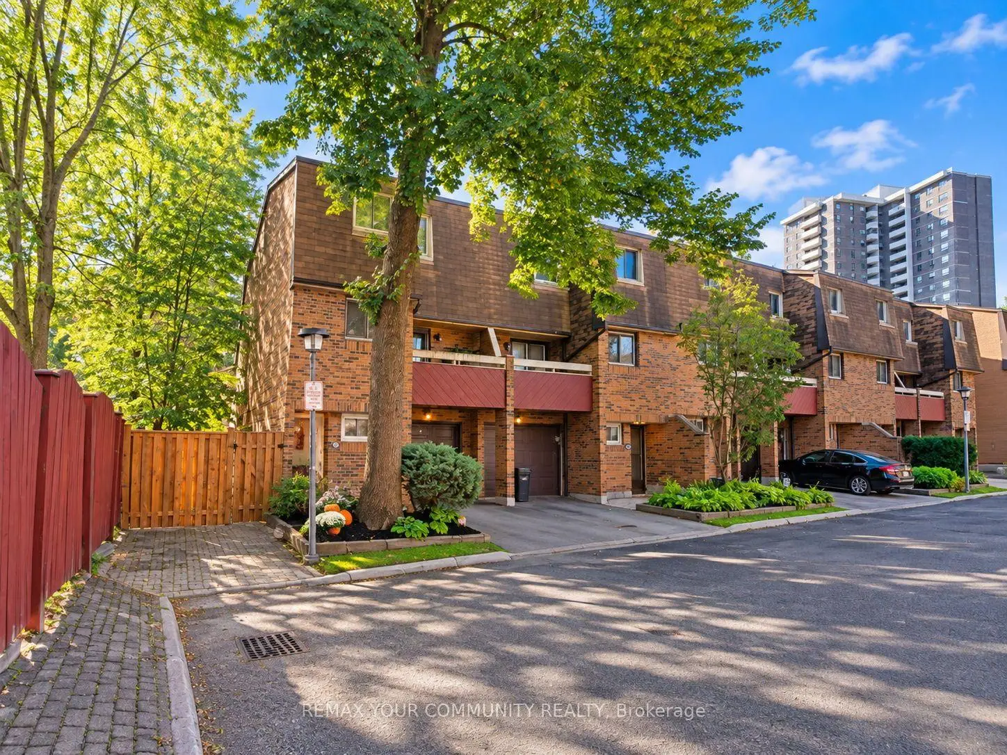 Toronto 共管镇屋
