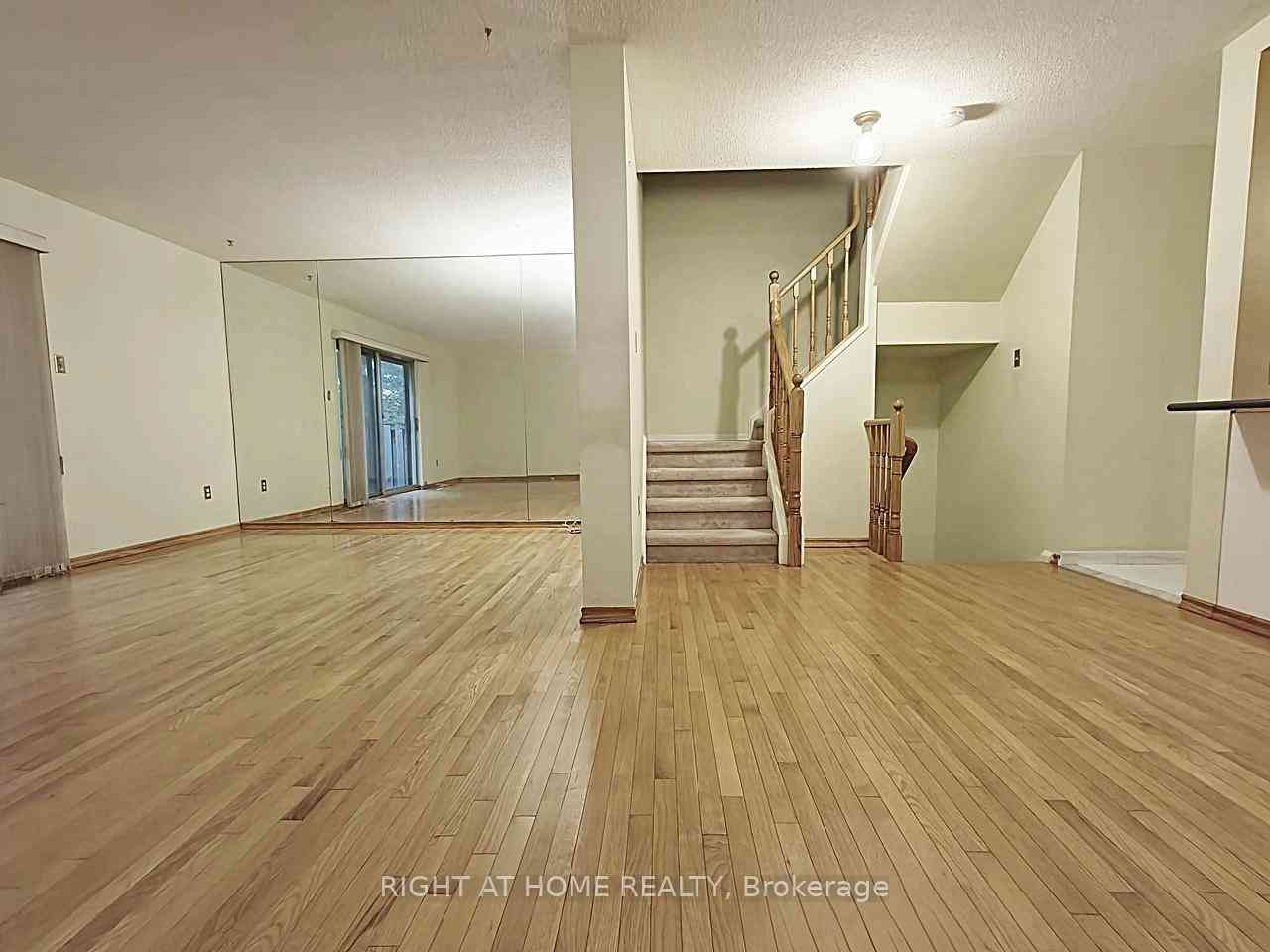 Toronto 共管镇屋