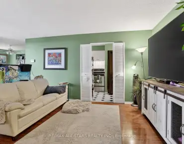 
            #501-90 Ling Rd West Hill 1睡房1卫生间1车位, 出售价格389900.00加元                    