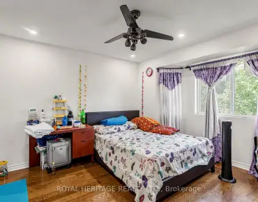 #Th 19-2472 Eglinton Ave E Eglinton East 4 beds 3 baths 1 garage 699900.00