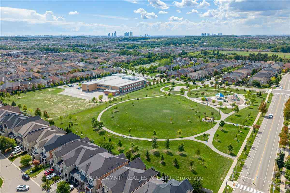 Richmond Hill 共管镇屋