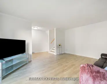 
            242 Milestone Cres Aurora Village 3睡房2卫生间2车位, 出售价格458000.00加元                    