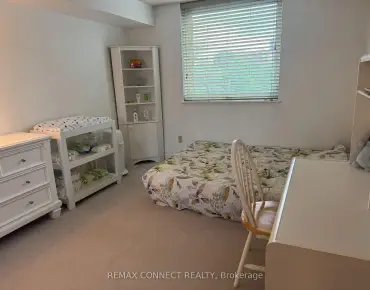 
            #221-326 Major Mackenzie Dr E Crosby 2睡房2卫生间3车位, 出售价格399900.00加元                    