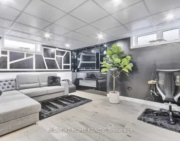 
#49-26 Applewood Ln Etobicoke West Mall 3 beds 3 baths 1 garage 899000.00        