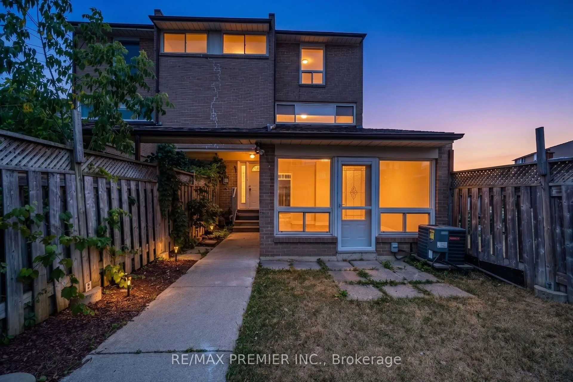 Toronto 共管镇屋