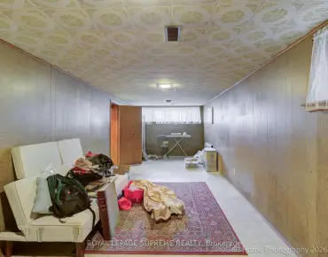 76 Clancy Dr <a href='https://luckyalan.com/community_CN.php?community=Toronto:Don Valley Village'>Don Valley Village, Toronto</a> 3 beds 4 baths 1 garage $950K