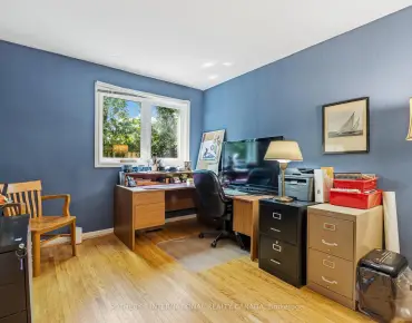 102 Ridge Dr <a href='https://luckyalan.com/community.php?community=Toronto:Rosedale-Moore Park'>Rosedale-Moore Park, Toronto</a> 4 beds 4 baths garage $3.649M