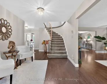 
527 Glengarry Ave <a href='https://luckyalan.com/community.php?community=Toronto:Bedford Park-Nortown'>Bedford Park-Nortown, Toronto</a> 6 beds 6 baths  garage $2.2M