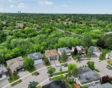 21 Truxford Rd <a href='https://luckyalan.com/community_CN.php?community=North York:Parkwoods-Donalda'>Parkwoods-Donalda, North York</a> 4 beds 4 baths 1 garage $1.399M