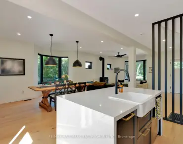 
17 Elvina Gdns <a href='https://luckyalan.com/community.php?community=Toronto:Mount Pleasant East'>Mount Pleasant East, Toronto</a> 3 beds 2 baths 1 garage $1.249M