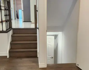 
2 Lynedock Cres <a href='https://luckyalan.com/community.php?community=Toronto:Parkwoods-Donalda'>Parkwoods-Donalda, Toronto</a> 3 beds 3 baths  garage $899K