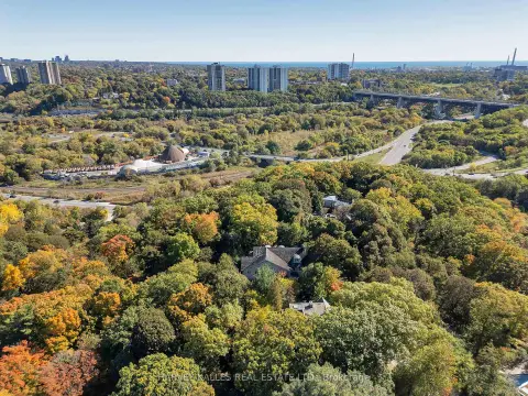 Toronto Rosedale-Moore Park community 7 Beaumont Rd For Sale