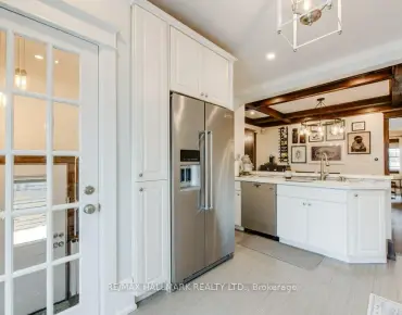 
Barrington  Crescent Town, Toronto 2 beds 2 baths 1 garage $799.99K