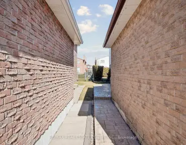 
37 Statesman Sq Agincourt North, Toronto 4 beds 4 baths 2 garage $1.2M
