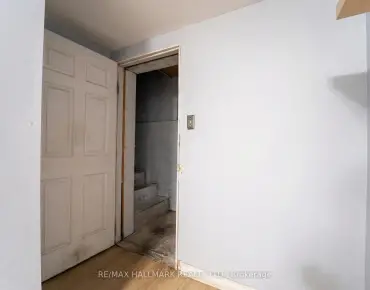 
16 Ayre Point Rd Cliffcrest, Toronto 3 beds 2 baths  garage $1.099M