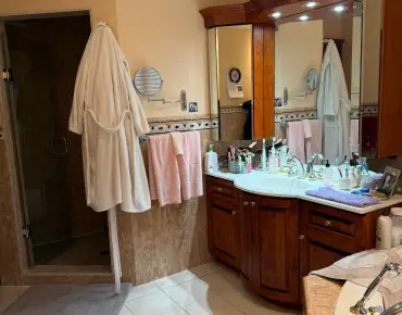 
467 Oakwood Dr Rosebank, Pickering 4 beds 5 baths 2 garage $1.95M