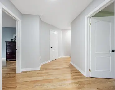 
310 Senlac Rd <a href='https://luckyalan.com/community.php?community=Toronto:Willowdale West'>Willowdale West, Toronto</a> 3 beds 3 baths  garage $1.399M