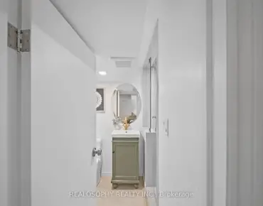 230 Robert St University, Toronto 4 beds 3 baths  garage $1.57M