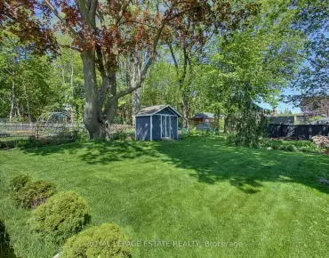 208 Hollywood Ave <a href='https://luckyalan.com/community.php?community=Toronto:Willowdale East'>Willowdale East, Toronto</a> 4 beds 2 baths garage $1.4M