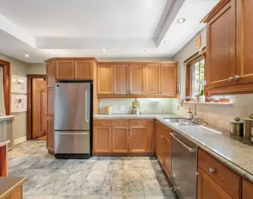 123 Collier St <a href='https://luckyalan.com/community_CN.php?community=Toronto:Rosedale-Moore Park'>Rosedale-Moore Park, Toronto</a> 4 beds 2 baths  garage $1.488M