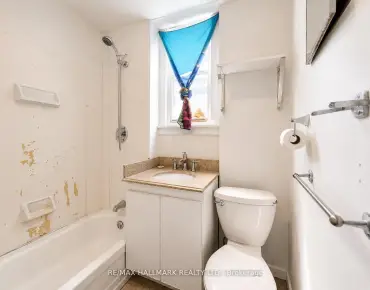 50 Panda Sq Rouge E11, Toronto 4 beds 4 baths 1 garage $1.1M