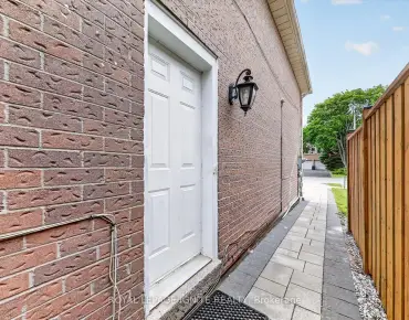 
14 Pinoak St Rouge E11, Toronto 3 beds 4 baths 1 garage $899K