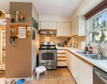 
Westlake  Woodbine-Lumsden, Toronto 3 beds 1 baths  garage $950K