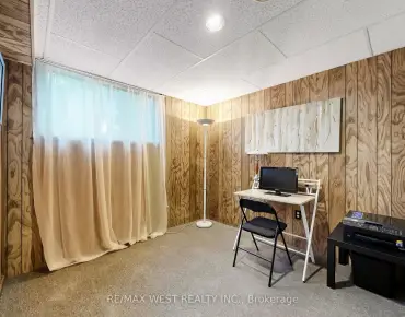 424 Brimorton Dr Woburn, Toronto 3 beds 2 baths 2 garage $950K