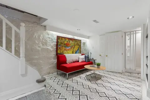 多伦多 Woodbine Corridor 社区 84 Kingsmount Park Rd 半独立房 出售