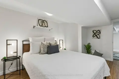 多伦多 Greenwood-Coxwell 社区 156 Rhodes Ave 半独立房 出售