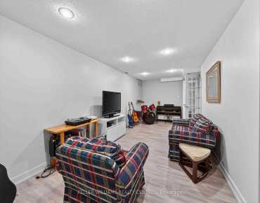 42 Buchanan Cres Aurora Village, Aurora 3 beds 3 baths 1 garage $1.2M
