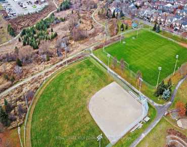 19 Chippingwood Manr Bayview Wellington, Aurora 3 beds 3 baths 1 garage $1.1M
