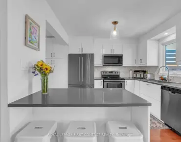 
341 Buckingham Rd Bristol-London, Newmarket 4 beds 4 baths 2 garage $1.3M