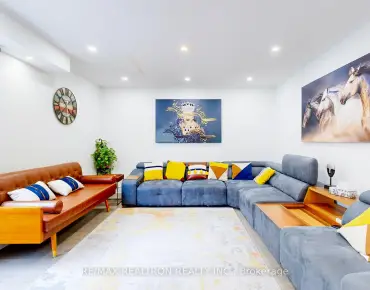 160 Carlyle Cres Aurora Highlands, Aurora 4 beds 4 baths 2 garage $1.39M
