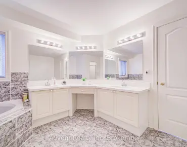 
156 Observatory Ln <a href='https://luckyalan.com/community.php?community=Richmond Hill:Observatory'>Observatory, Richmond Hill</a> 3 beds 3 baths 1 garage $899K