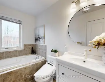 18 Emily Carr St <a href='https://luckyalan.com/community.php?community=Markham:Unionville'>Unionville, Markham</a> 3 beds 2 baths 1 garage $1.75M