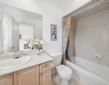 30 Jordanray Blvd Summerhill Estates, Newmarket 3 beds 3 baths 1 garage $859.9K
