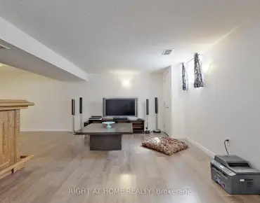 
68 Regent St <a href='https://luckyalan.com/community.php?community=Richmond Hill:Mill Pond'>Mill Pond, Richmond Hill</a> 5 beds 6 baths 2 garage $1.999M