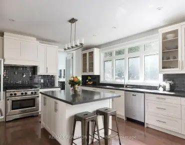 138 Roxborough Rd Gorham-College Manor, Newmarket 4 beds 5 baths 2 garage $1.9M
