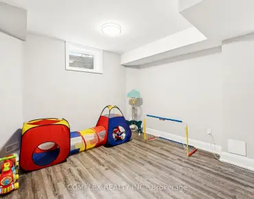 68 Marlin Crt Bristol-London, Newmarket 3 beds 2 baths  garage $749K