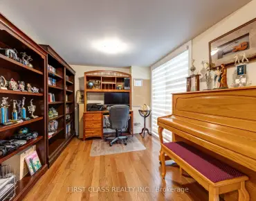 
Hollybush Dr <a href='https://luckyalan.com/community.php?community=Vaughan:Maple'>Maple, Vaughan</a> 3 beds 4 baths 2 garage $990K