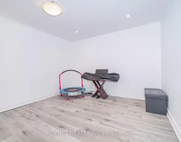 
425 Centre St E <a href='https://luckyalan.com/community.php?community=Richmond Hill:Crosby'>Crosby, Richmond Hill</a> 3 beds 2 baths  garage $975K